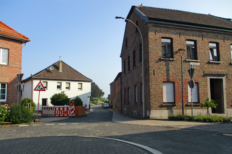 Blick vom Kreisverkehr aus in die Meinfelder Straße im Niederkrüchtener Ortsteil Oberkrüchten