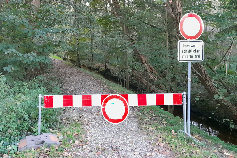 Eine Absperrbarke auf dem Wanderweg entlang des Liplakengrabens