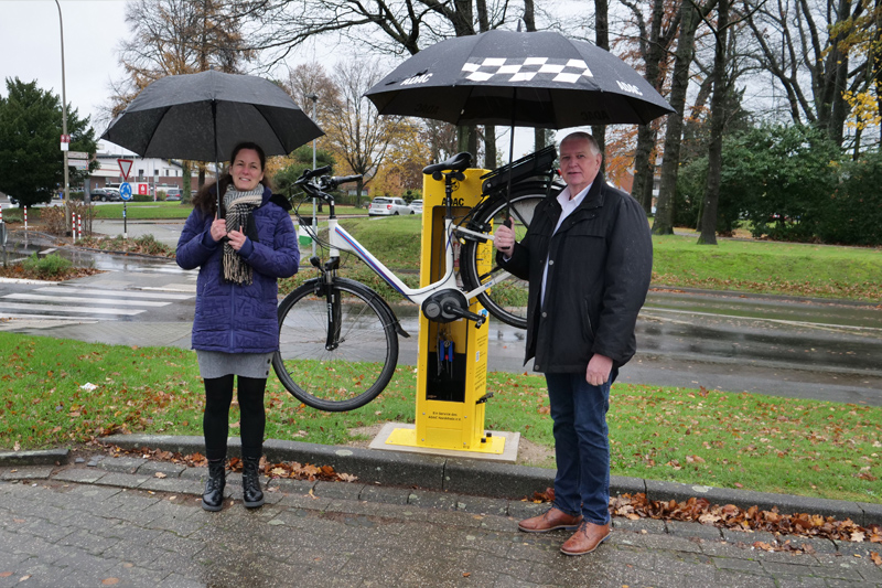 Svenja Sonnemans (Abteilung Wirtschaftsförderung, Öffentlichkeitsarbeit, Kultur und Tourismus der Gemeinde Niederkrüchten) und Walter Hornung (Vorstand ADAC Nordrhein) vor der Servicestation auf dem Adolph-Kolping-Platz in Elmpt