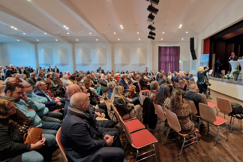 Blick in das Publikum beim Neujahrsempfang der Gemeinde Niederkrüchten in der Begegnungsstätte. Rechts auf der Bühne Bürgermeister Karl-Heinz Wassong.