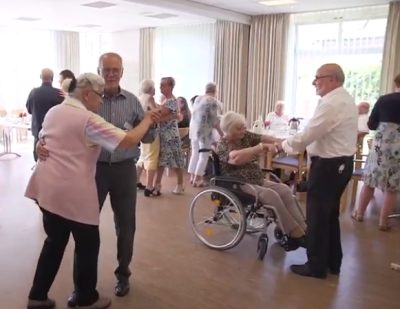 Tanzgruppe beim Tanzen im Tanzcafé