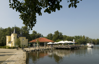 Hariksee mit Inselschlösschen und Restaurant