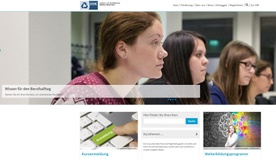Screenshot der Internetseite IHK Mittlerer Niederrhein, auf dem Startbild sind 4 Personen zu sehen die einem Unterricht oder Vortrag folgen