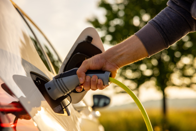 Anschließen eines Ladekabels an einem Elektroauto