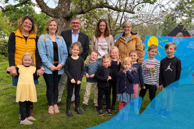 Silke van Hoorick, Sandra Jansen, Bürgermeister Karl-Heinz Wassong, Janina Kievelitz und Vera Brand mit Kindern der beiden Naturpark-Kitas der Gemeinde Niederkrüchten