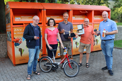 Fünf Personen mit elektrischen Geräten und Fahrrad sowie Reparatur-Werkzeug