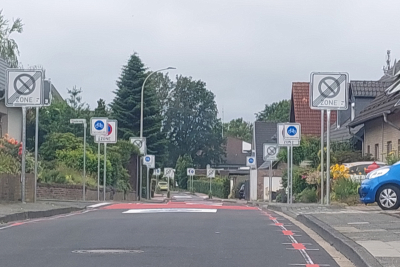 Blick in den Oberkrüchtener Weg. Zu sehen ist die Beschilderung der neu eingerichteten Fahrradstraße.