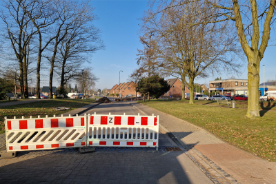 Blick in den Stich der Poststraße in Elmpt. Im Vordergrund zwei rot-weiße Absperrbarken